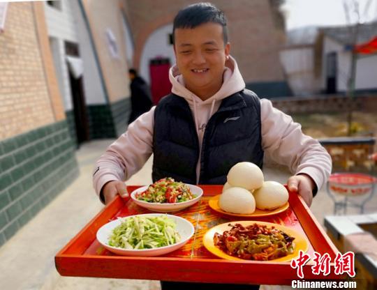 农家乐的特色美食也成为景区一大亮点。　高展 摄