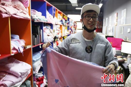 “85后”设计师李帅纬，是南通当地的“家纺设计二代” 。　泱波 摄