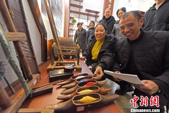 一件件老物件从“压箱底宝贝”变成了记住乡愁的展品 王健 摄