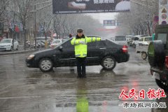 夏邑交警：战风雪保畅通