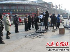 电影《遛神》在河南开封龙亭公园广场开拍