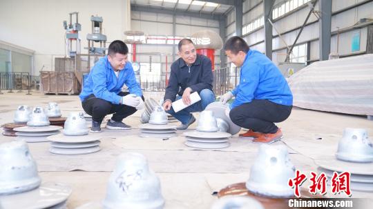 全球首条瓷绝缘子自动化生产线：黏土巧造“瓷器活”