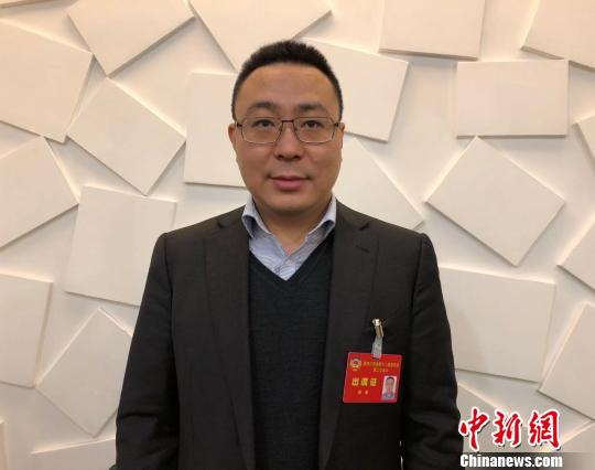 14日，正在南京参加江苏省“两会”的江苏省政协委员、中天科技集团有限公司总裁薛驰接受<a target='_blank'  data-cke-saved-href='http://www.chinanews.com/' href='http://www.chinanews.com/' >中新网</a>记者采访。　朱晓颖 摄