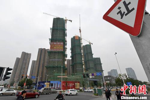 资料图：一处商品房在建中。<a target='_blank'  data-cke-saved-href='http://www.chinanews.com/' href='http://www.chinanews.com/'><p  align=