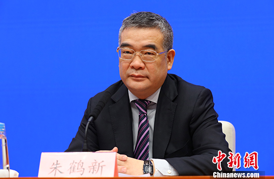 1月15日，国务院新闻办在北京举行新闻发布会，中国人民银行副行长朱鹤新介绍本部门落实中央经济工作会议精神的具体举措，并答记者问。 <a target='_blank'  data-cke-saved-href='http://www.chinanews.com/' href='http://www.chinanews.com/'>中新社</a>记者 杨可佳 摄