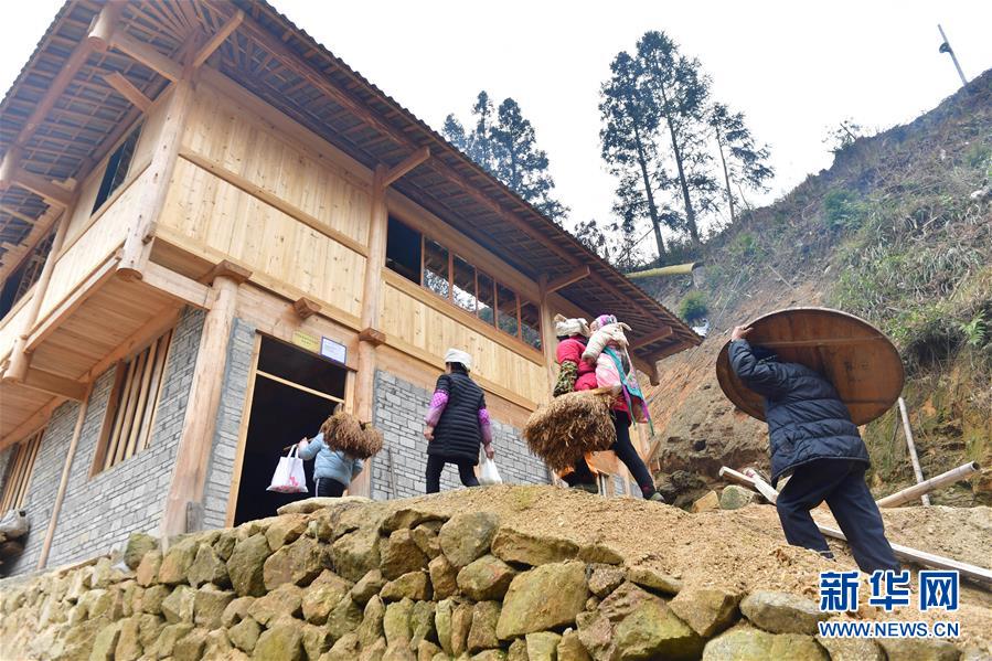（新春走基层）（5）苗山脱贫影像志——幸福看得见：摘掉贫困帽，搬进新楼房