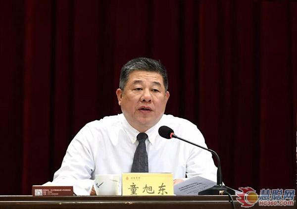 湖南省科技厅党组书记、厅长童旭东在会上做报告 
