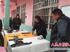开封书画家义务写春联 送祝福 真情暖人心