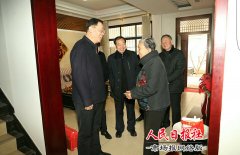  河南省商丘市检察院王凤翔检察长冒雨慰问老干部