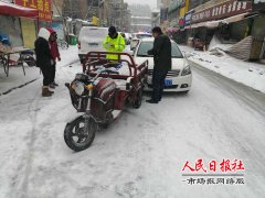     雪满出行路易发事故 梁苑交巡警坚守岗位不言苦