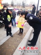    萌娃“报警”记