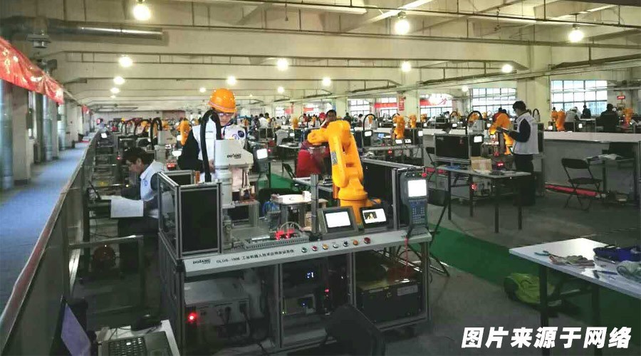   锻造工业机器人解放苦工