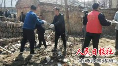       社区居民送柚子 “创卫”路上干劲高