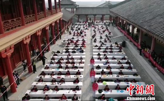 湖北枣阳千名师生同场秀书法