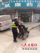   轮椅大妈过马路 虞城交警忙帮助