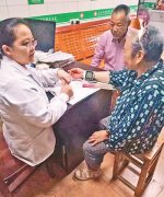 板凳作腿 行医无悔