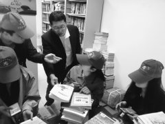 两位爱书人攒起102个爱心书屋