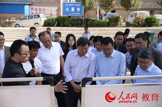 西川镇小寨村第一书记李萌为北科大调研团汇报小寨村脱贫攻坚帮扶工作 范兴乐/摄
