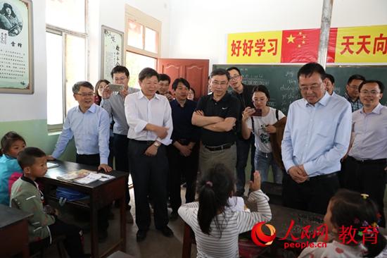 北科大校长杨仁树、副校长臧勇看望小寨村刘沟教学点的孩子们 范兴乐/摄