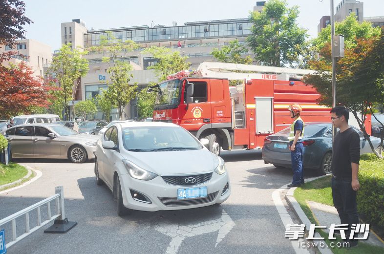 近日，在麓谷企业广场，部分车辆任性停放堵塞消防车通道，导致消防车无法通行。长沙晚报全媒体记者 刘琦 通讯员 肖丽蓉 摄影报道