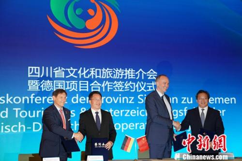 当地时间5月22日，中国四川-德国文化旅游推介会在柏林举行。图为合作项目签约仪式现场。<a target='_blank'  data-cke-saved-href='http://www.chinanews.com/' href='http://www.chinanews.com/'>中新社</a>记者 彭大伟 摄
