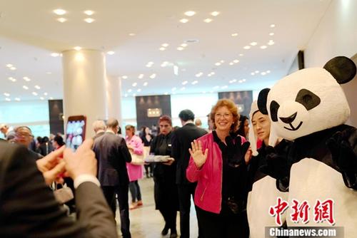 当地时间5月22日，中国四川-德国文化旅游推介会在柏林举行。推介会上，德国来宾了解了四川省情、同德国交往等情况，并领略了四川的历史底蕴和丰富的旅游资源。图为来宾与推介会现场装扮成大熊猫的工作人员合影。<a target='_blank'  data-cke-saved-href='http://www.chinanews.com/' href='http://www.chinanews.com/'>中新社</a>记者 彭大伟 摄
