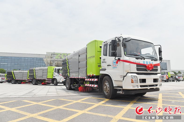 昨日上午，长沙市首批28台环卫新能源纯电动车正式交车，本月底将全部上路。长沙晚报全媒体记者 余劭劼 摄