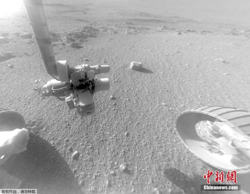 资料图：当地时间2018年6月10日，一场覆盖火星四分之一面积的沙尘暴遮天蔽日，使得采用太阳能动力的机遇号火星车完全失联。图为机遇号在失联之前传回的一张照片。
