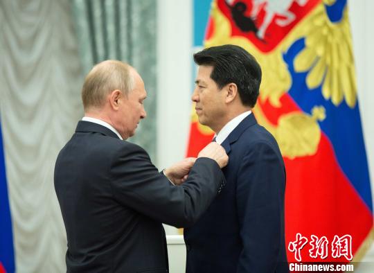 23日，俄总统普京向中国驻俄罗斯大使李辉授予“友谊勋章”。　钟新 摄