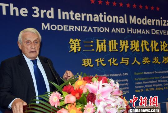 世界现代化论坛联合主席、意大利米兰大学荣誉教授马蒂内利在开幕式上致辞。　孙自法 摄