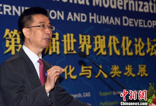 世界现代化论坛联合主席、中科院中国现代化研究中心主任何传启研究员主持第三届世界现代化论坛开幕式。　孙自法 摄