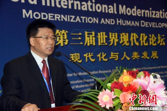 中科院副秘书长、中科院中国现代化研究中心理事长汪克强教授为第三届世界现代化论坛致开幕辞。　孙自法 摄