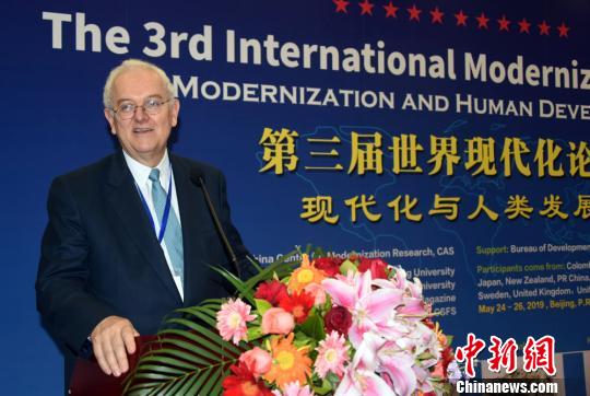 世界现代化论坛联合主席、美国哥伦比亚大学教授奥坎珀在开幕式上致辞。　孙自法 摄