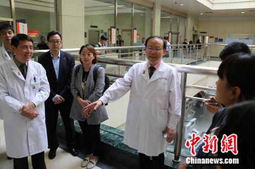 王福生院士为来宾介绍中心艾滋病防治情况。陈爱平 摄