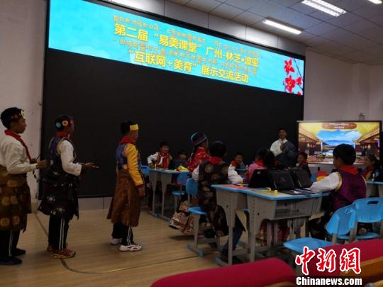 图为波密县中心小学教师做课程展示。主办方供图