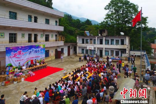 爱心人士给孩子们带来了学习物资 周星亮 摄