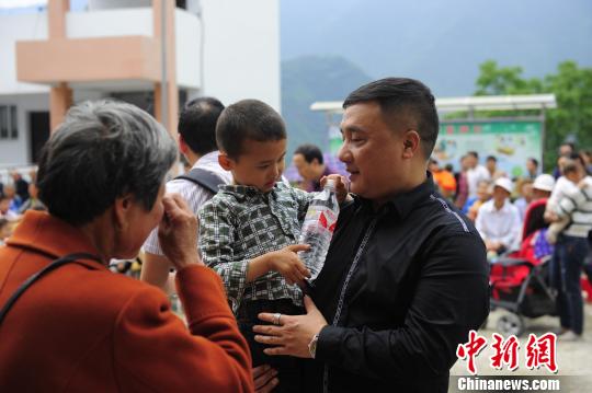 爱心人士与帮扶学生亲切交流 刘康 摄