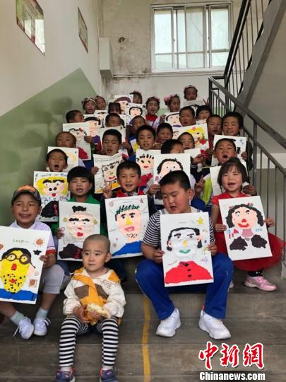 甘肃农村小学孩童与城市爱心支教家庭同上美术课
