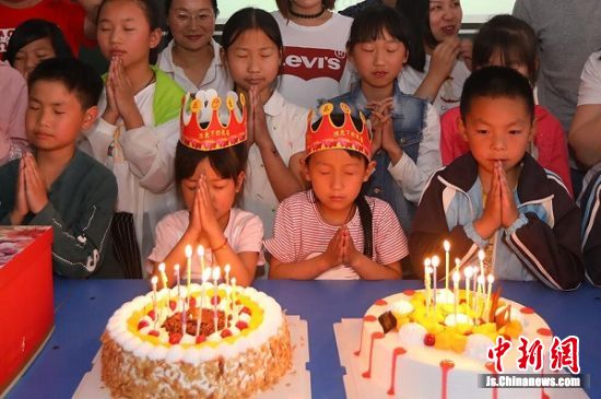 在该校“益心华泰·关爱儿童之家”，志愿者们陪同孩子们一起过集体生日。中新社记者 泱波 摄