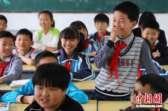 五年级的孩子被志愿者们的课程逗乐了。中新社记者 泱波 摄