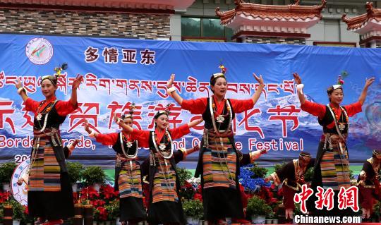 图为开幕现场。　贡桑拉姆 摄