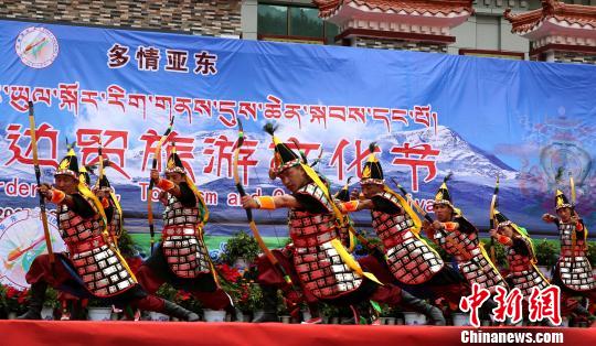 图为开幕现场。　贡桑拉姆 摄