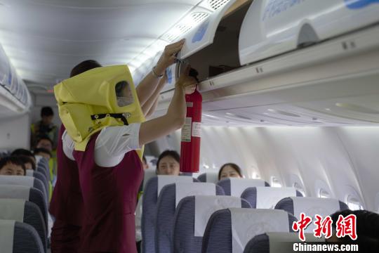 天骄航空完成ARJ21-700机型应急撤离演示