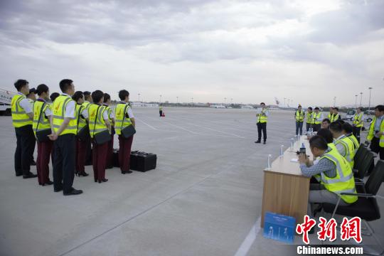 图为天骄航空ARJ21-700机型应急撤离演示现场。天骄航空供图