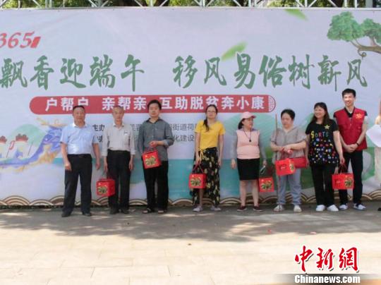 社区居民及单位代表认领“微心愿”，帮扶慰问困困难家庭。　张伟 摄