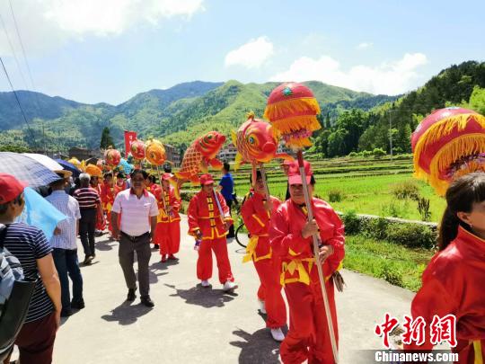  民俗表演　周禹龙　摄