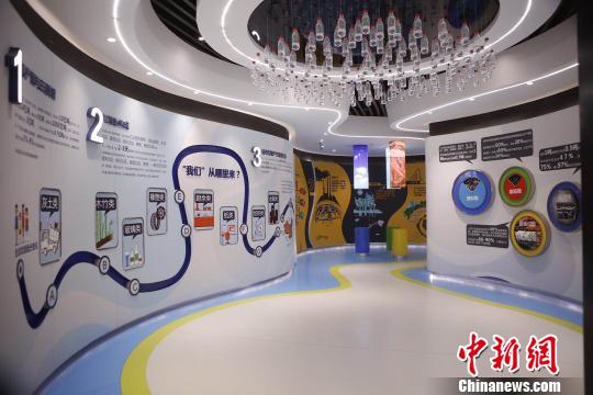 体验区还设有废物利用创意展示区和实物展示桌,参观者可以通过互动游戏在娱乐中体验垃圾分类的过程。 冯嘉伟 摄