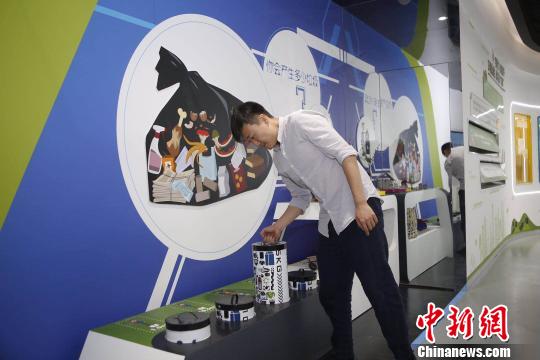 市民正在现场体验。 冯嘉伟 摄