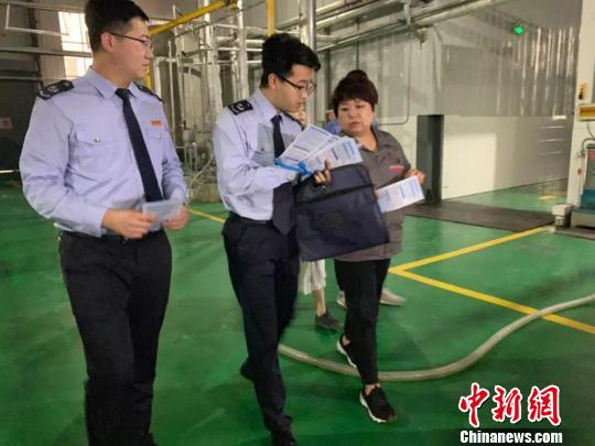 图为甘肃省天水市武山县税务干部深入企业宣传减税降费政策。　甘肃省税务局供图 摄