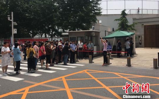 北京超过5.9万考生参加2019年高考。图为北京八中考点外，家长们等待考生。　<a target='_blank'  data-cke-saved-href='http://www.chinanews.com/' href='http://www.chinanews.com/'>中新社</a>记者 杜燕 摄